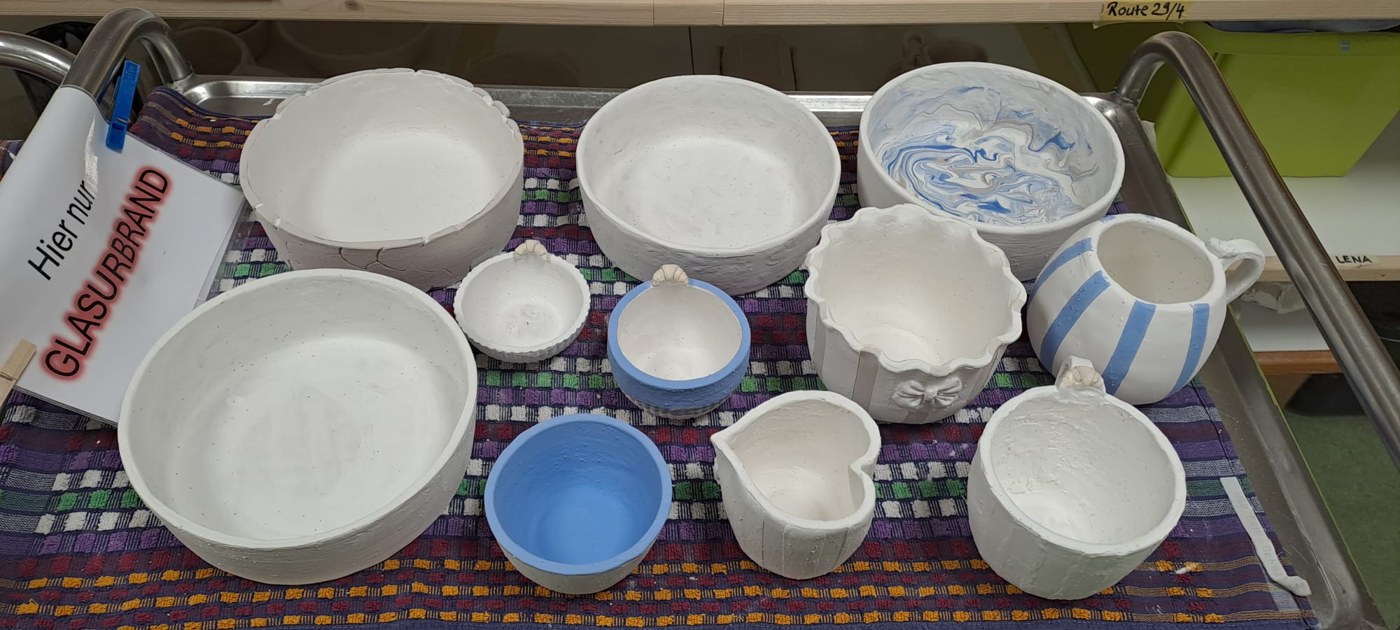 Kollektion handgetöpferter Keramikstücke